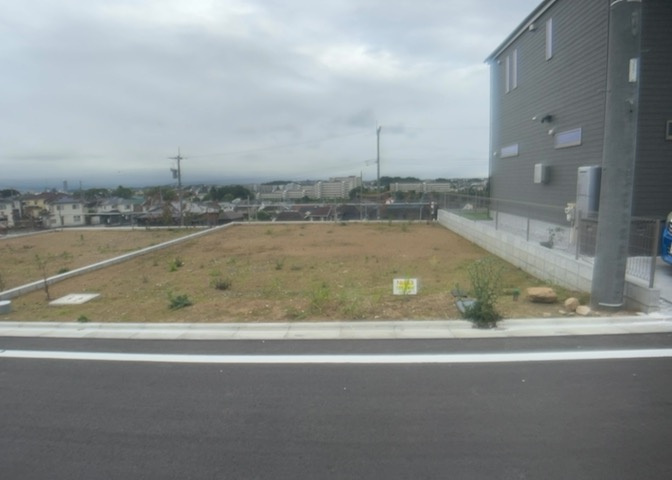 土地の面積＝住宅面積ではありません。建ぺい率の問題などで、土地のある場所によって住宅を建てられる面積は限られています。高さもしかり、「土地」という言葉の中には、建築条件も含まれると考えておきましょう。