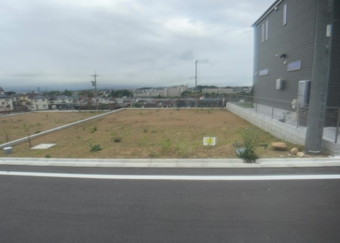 家を建てる場合、方位は要チェックです。現実的に日当たりのよい家ならばリビングは南側、建築基準法でも北側に当たる家への配慮は求められています。土地を見学に行く際は、方位磁針を持って行くようにしましょう。