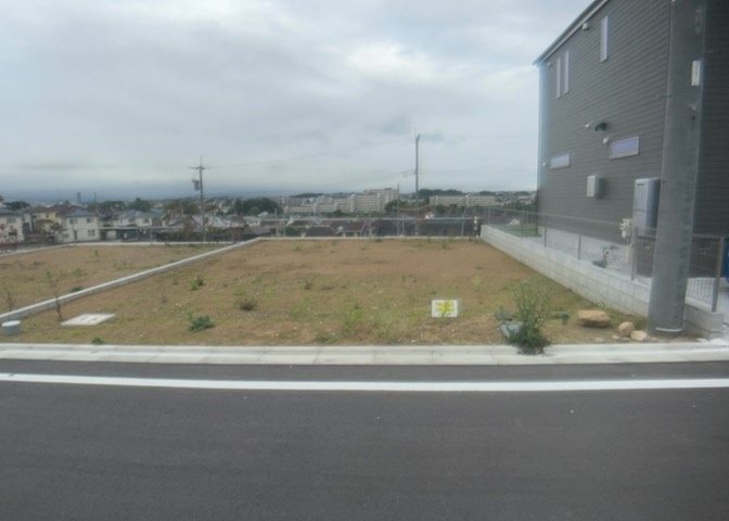 土地を買う際、住む地域の自治体や福祉の補助制度にも注目してみましょう。子供や老人の医療補助やゴミ出しのルールなど、自治体によってルールに大きな違いがあるため、暮らしやすい土地で判断するとよいでしょう。