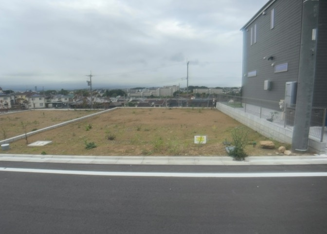土地の前の道路に消火栓が設置されていることがあります。この場合、道路交通法第45条第1項により、駐車禁止の場所が指定されています。そのため、車庫などの駐車スペースをつくることができない場合があります。