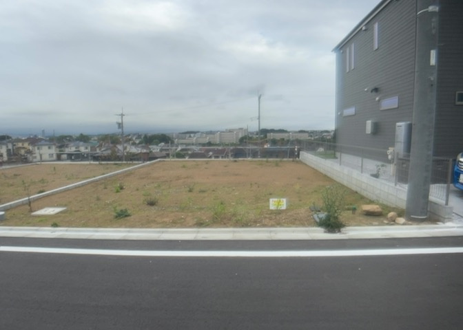 現地に行くなら、物件の周囲の地形がどうなっているかを見ることも大切です。周辺より低くなっている土地では、大雨などで水が集まりやすいため、地盤が弱くなっているということも考えられるため、注意が必要です。