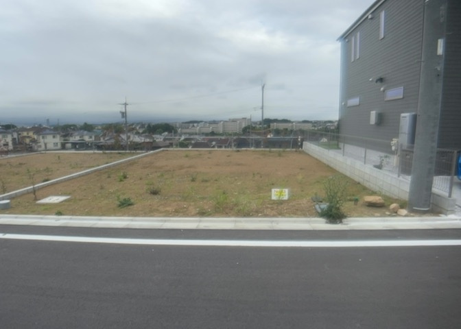 隣家の土地はどうなっているのか、生活利便施設が近くにあるのか、学校まで近いかなど、お客様のライフスタイルにあわせたイメージが重要です。また、近くにあると困る施設が近くにないかも確認するといいでしょう。