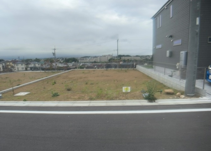 土地購入を検討されている場合、境界杭がない状態で購入してしまうと境界確定測量をする必要があり、費用がかかります。購入の前に、売主、隣土地所有者立ち合いのもと境界を確定し境界杭を設置するのがベストです。