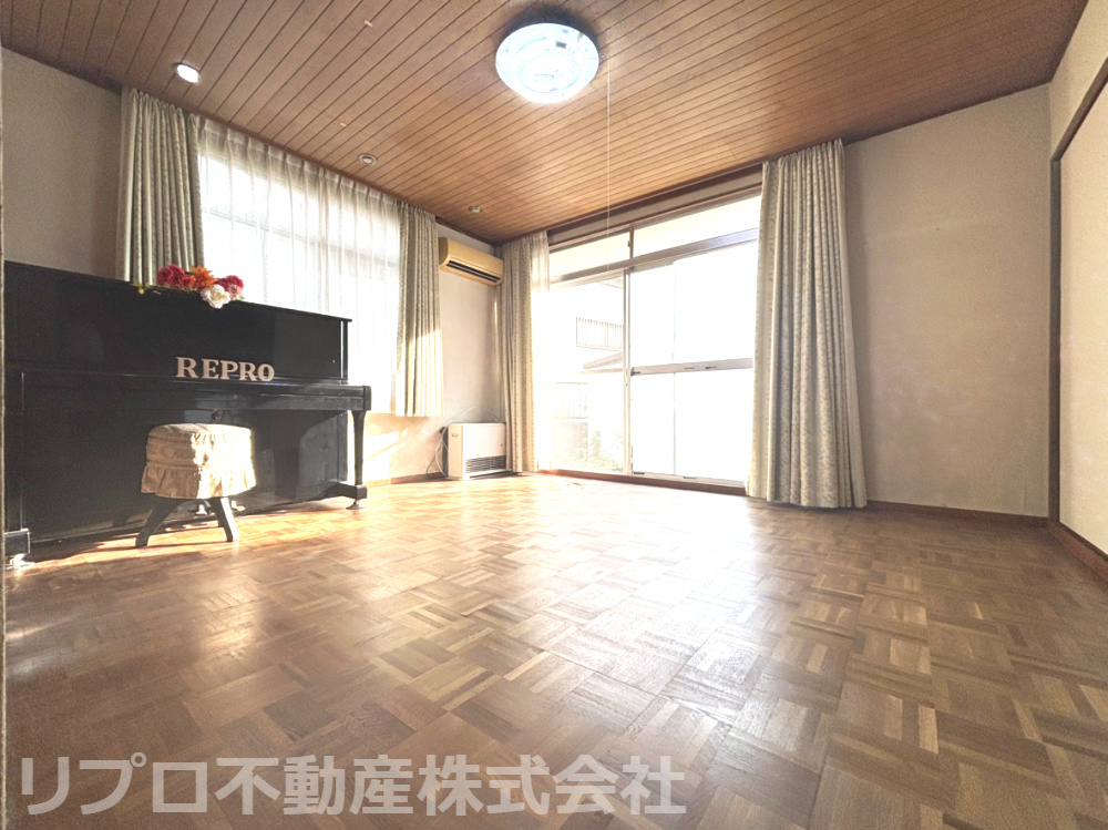 1階リビングは、2面採光で明るく開放的。窓を開けるとお庭が広がり、心地良い眺めと風通しを楽しめます！