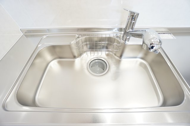◆キッチン水栓、浄水器◆　広々としたシンクで食器や調理器具等の洗い物が楽にできます。水栓は浄水器付きです。　簡単においしいお水を使用することが出来ます。カートリッジの交換も簡易です。