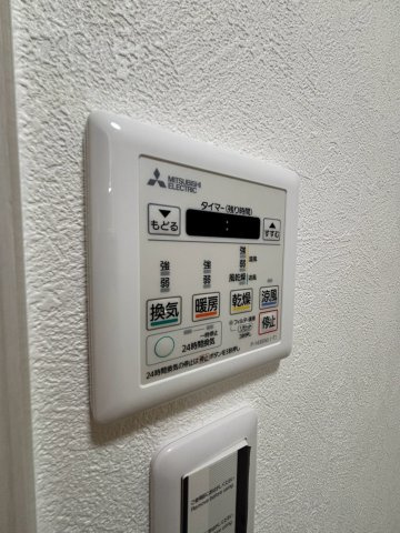 ◆浴室換気乾燥暖房機◆　浴室の換気はもちろん、衣類乾燥、24時間換気、暖房、冷風機能があり、雨の日の衣類乾燥や、　ヒートショック対策、カビ対策等機能性等に優れております。