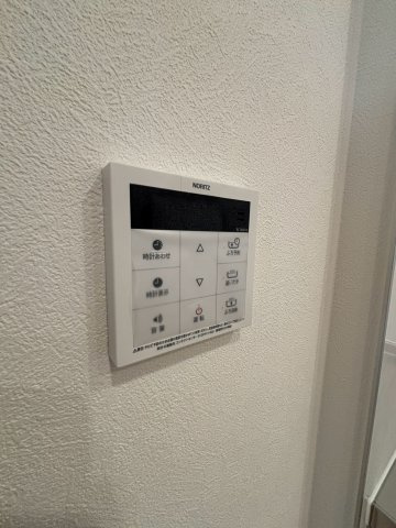 ◆給湯器リモコン◆　給湯器も交換済みです。自動湯張り、追い炊き機能付きです。　浴室、リビング（キッチン）の2か所で操作する事が可能です。