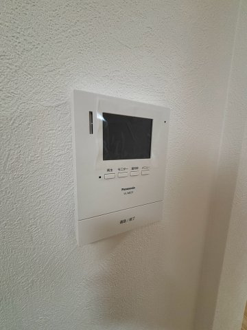◆カメラモニター付きインターホン◆　モニター付きのインターホンを採用しています。　声だけではなく、映像も映ることで安心してお客様を迎えられます。