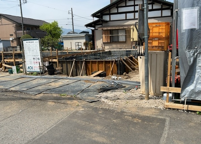 道幅が狭い場所は比較的土地の値段が低いことが多く、また交通量が少ないため騒音が少なく静かな環境で過ごせます。また、小さいお子様がいるご家庭も安心です。一方で車の駐車が難しいというデメリットもあります。