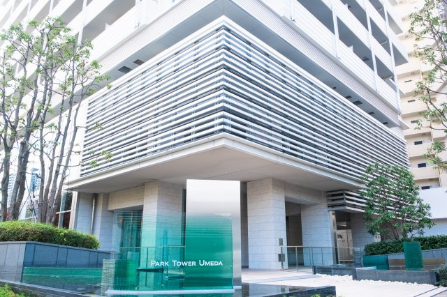【エントランス外観】マンションメイン出入口周辺の外観です。積層ガラスの館銘板が都会的な雰囲気を演出！