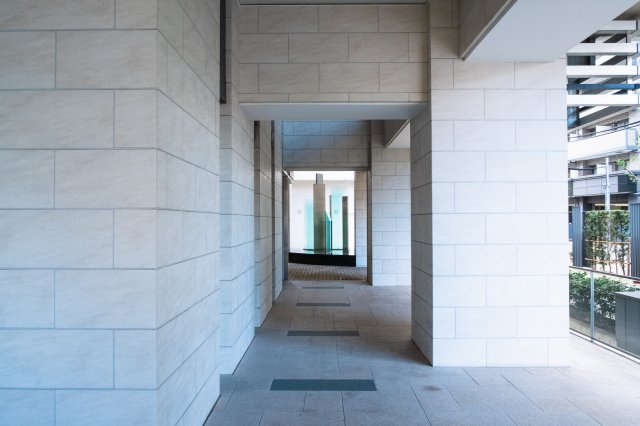 【敷地内通路】屋根があるので、雨の日でも濡れずに移動できます。きれいに管理されています！