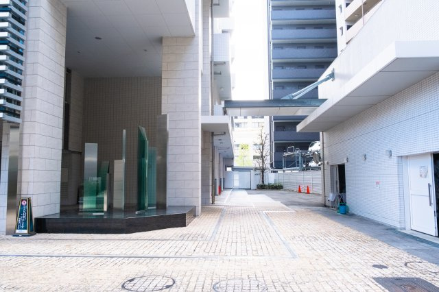 【敷地内駐車場出入口】きちんと整備されたきれいな駐車場です！十分な広さがあり、車の出し入れも簡単☆