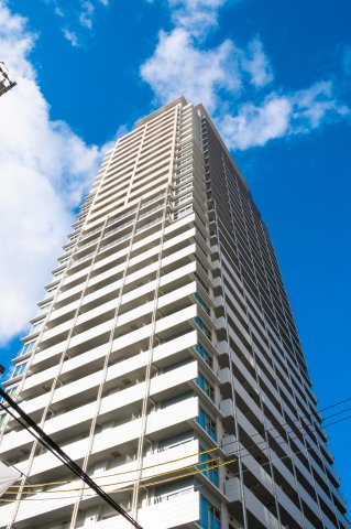 【外観】都市邸宅の風格が漂う、エレガントなファサード。扇町公園のそばに建つタワーマンション！