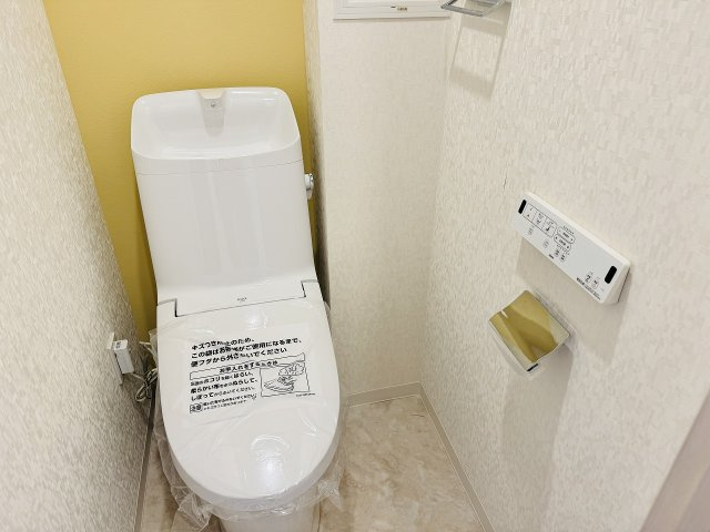 ～新規交換済、暖房温水洗浄機能付きトイレ　冬場は特に嬉しい機能ですね～