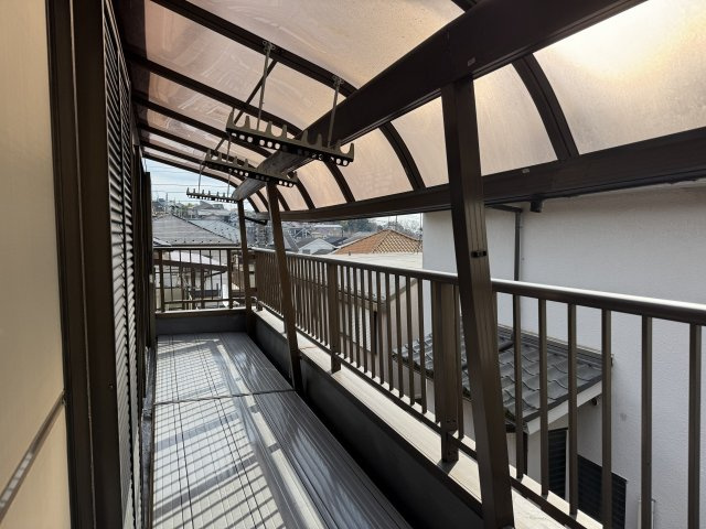 ～3部屋から出入り可能なバルコニー　屋根付きで急な雨も安心です～