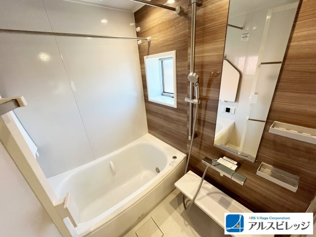 アクセントパネルがお洒落な浴室