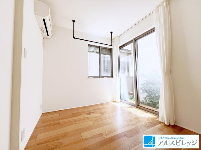 窓が大きく日差しが嬉しい洋室（約6.3帖）エアコン付き