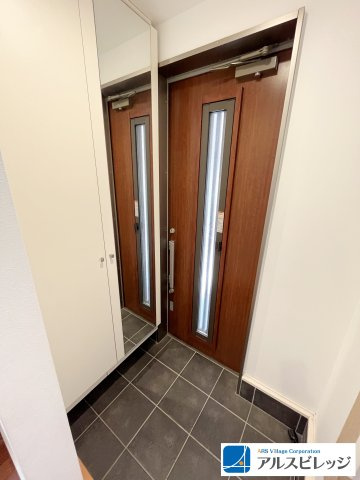 外出時に便利な姿見が付いています