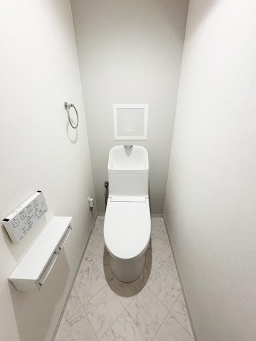 温水洗浄便座付きトイレです。