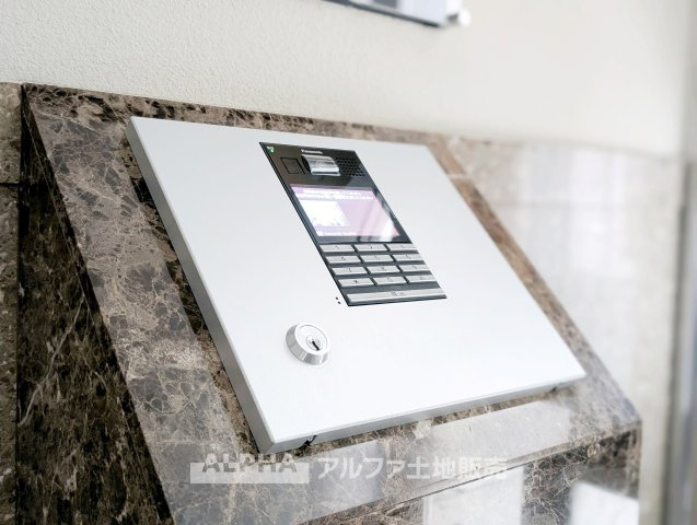 【Auto　lock】　◆オートロック◆不要なセールスや不審者をシャットアウトし静かで快適なシステムは私達に恙ないライフスタイルを与えてくれます。
