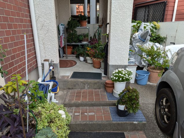 玄関ポーチがあるので雨の日のお出掛けの準備にも便利です。