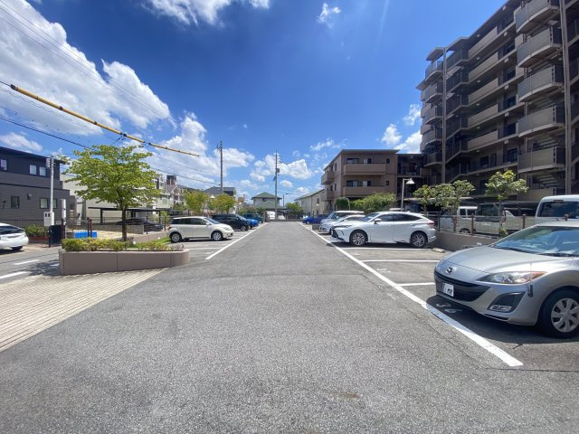 平面駐車場、道路幅も広いので駐車も楽々です♪
