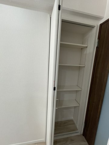 キッチン横にも便利な収納があります。