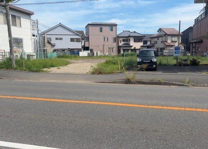 土地の面積＝住宅面積ではありません。建ぺい率の問題などで、土地のある場所によって住宅を建てられる面積は限られています。高さもしかり、「土地」という言葉の中には、建築条件も含まれると考えておきましょう。