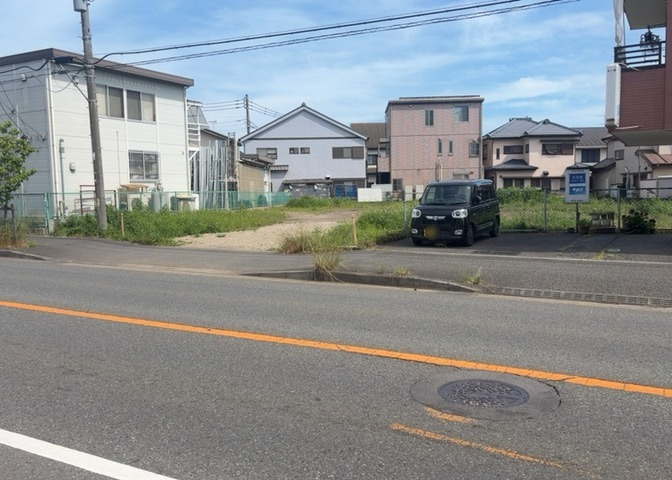 家を建てる場合、方位は要チェックです。現実的に日当たりのよい家ならばリビングは南側、建築基準法でも北側に当たる家への配慮は求められています。土地を見学に行く際は、方位磁針を持って行くようにしましょう。