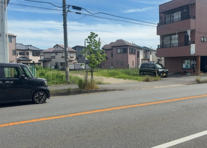 土地の前の道路に消火栓が設置されていることがあります。この場合、道路交通法第45条第1項により、駐車禁止の場所が指定されています。そのため、車庫などの駐車スペースをつくることができない場合があります。