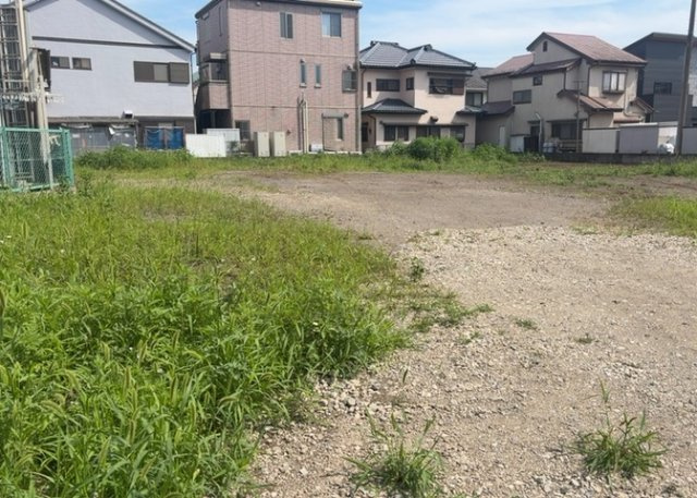 現地に行くなら、物件の周囲の地形がどうなっているかを見ることも大切です。周辺より低くなっている土地では、大雨などで水が集まりやすいため、地盤が弱くなっているということも考えられるため、注意が必要です。
