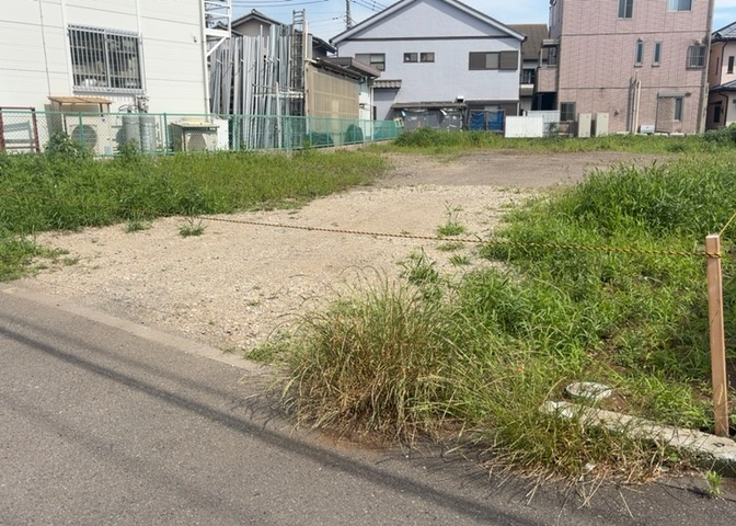 土地購入を検討されている場合、境界杭がない状態で購入してしまうと境界確定測量をする必要があり、費用がかかります。購入の前に、売主、隣土地所有者立ち合いのもと境界を確定し境界杭を設置するのがベストです。