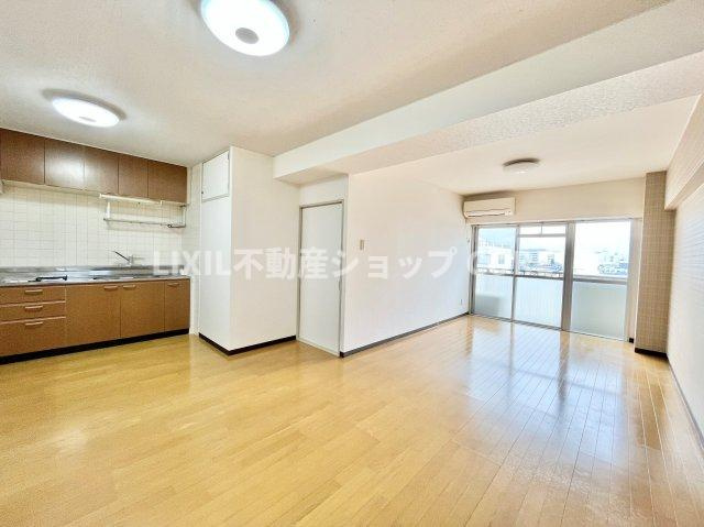 家族と過ごす時間を大切にしたい方にぴったりの明るくゆとりある住空間です。　