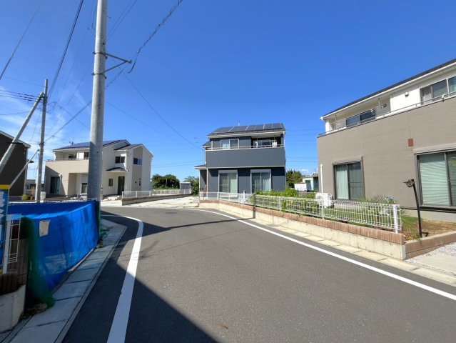 ■外観｜前面道路が広く見渡しが良いので、車の安全確認もばっちり！