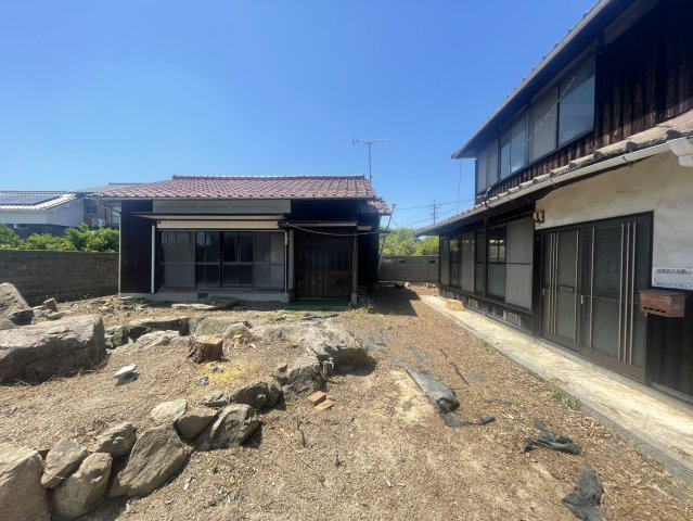 庭にはゆとりがあり、家庭菜園やお子様の遊び場としても活用可能。静かな住宅地で、日常の喧騒を忘れられる落ち着いた生活が実現します。建築条件なし！島ならではの穏やかな暮らしを叶えられるロケーションです。