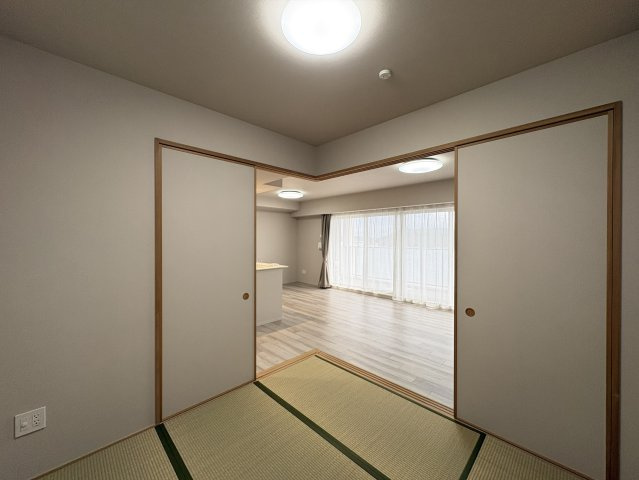 引き戸を開放するとリビングとの一体感が生まれ、より広がりを感じられる空間として利用できます。普段はお子様の遊び場やお昼寝スペース、家事の合間のくつろぎ場所として、来客時には客間としても活躍。