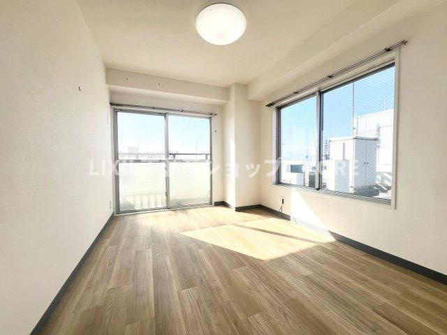 光が沢山取り込める大きな窓。2面採光なので、日差しを長時間受ける事が出来る暖かいお部屋です。