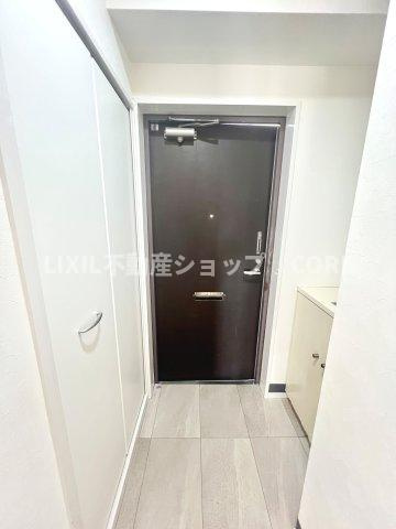 玄関にはシューズボックスの他に何かと便利な収納スペースを兼ね備えております。