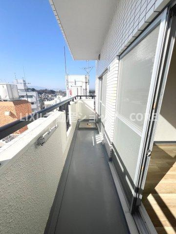 気持ちのいい空が見渡せる広いバルコニー。陽当たりも良く洗濯物やお布団もカラッと乾きそう。