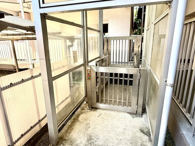 駐車場から建物に入る際にスロープの代わりに車イス用の昇降機がついております。マンションの管理が行き届いていますね。
