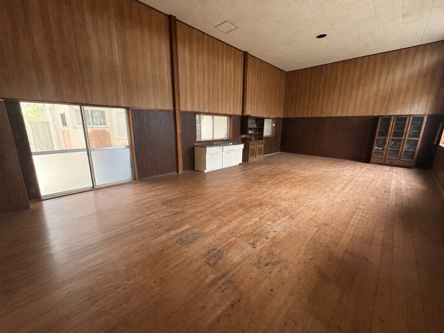 体育館内部の写真です。キッチンが備えられています。