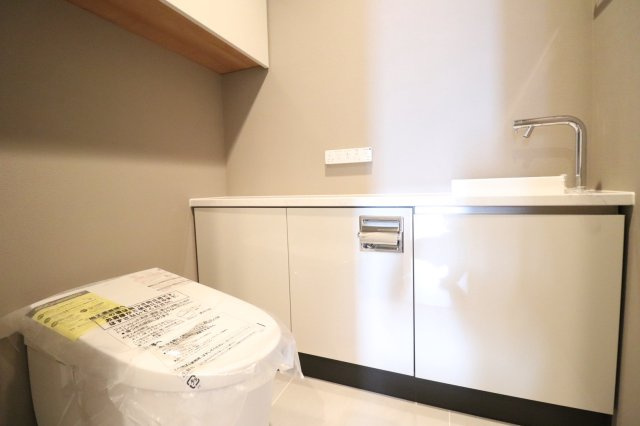 【トイレ】清潔感漂う、白を基調としたトイレで手洗いカウンター完備で衛生的◎