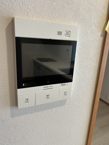 玄関のドアを開けることなく来客の顔や声を確認できるので安心して対応できますね。