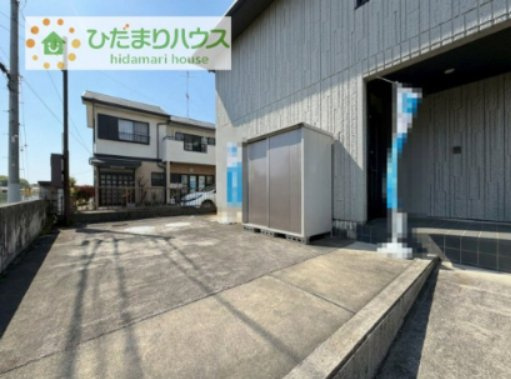 物置が設置されているので、カー用品やタイヤなども大量に収納ができます。