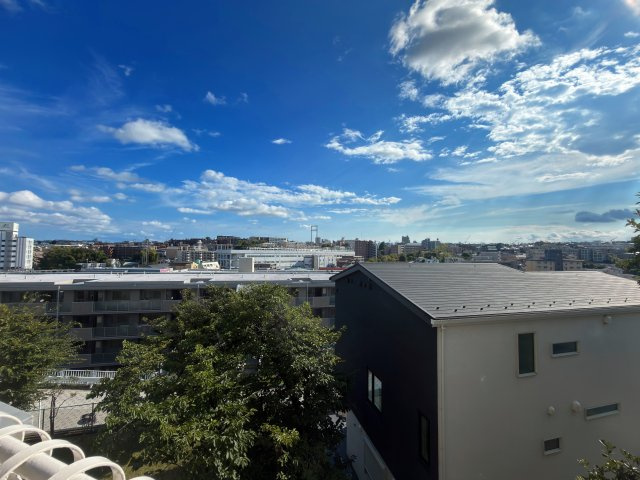 ◆気持ちのいい空が見渡せる広いバルコニー。爽やかな風を感じて、心躍る素敵な暮らしがはじまります。通風・採光にも優れ、心地よい光と風があふれています♪