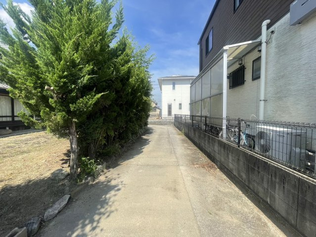 スーパー等へ好アクセスな買物至便の地。小学校やこども園も近く子育て環境充実です！広い土地でガーデニングや趣味も思いのまま。家事のしやすさと家族の時間が豊かになる、共働きファミリーに一押しの立地です。