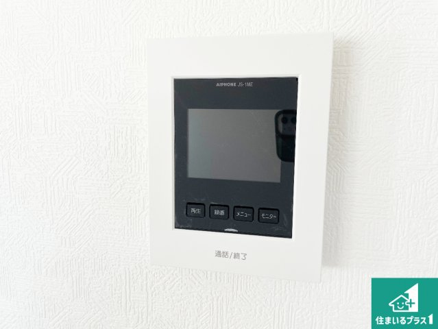 カラーモニターインターホン！声だけでなく来訪者の姿や顔がモニターで確認できるので、小さなお子様がいらっしゃるご家庭でも安心できます！