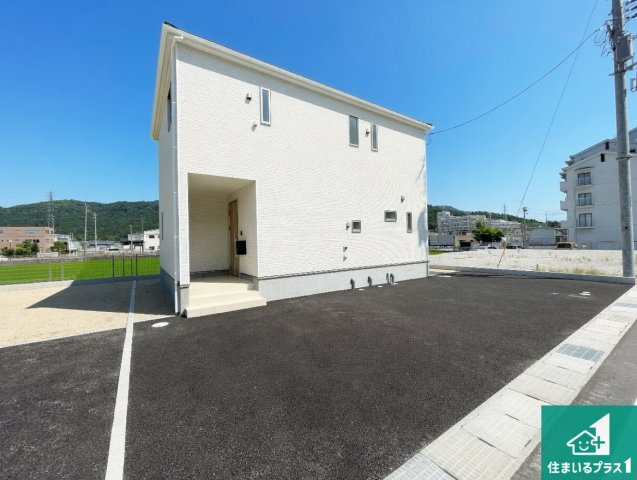 周辺は閑静な住宅街！前面道路広々で車の出し入れも便利です。駐車が苦手な方でも安心して車庫入れできます！