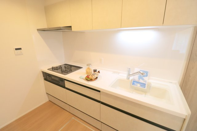 白を基調にした明るいキッチン。キッチン小物が鮮やかに映えます。