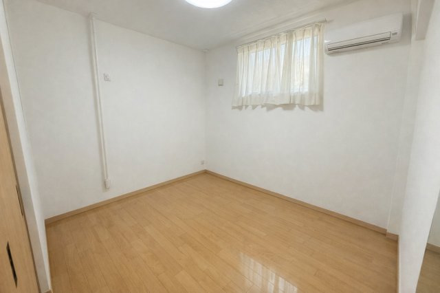 コンパクトながらも使い勝手の良い5.5帖の洋室。窓から自然光が入り明るく清潔感のある空間です。子ども部屋や書斎、趣味の部屋としても最適な広さ。ベッドとデスクを配置しても動線を確保できる整形間取りです。